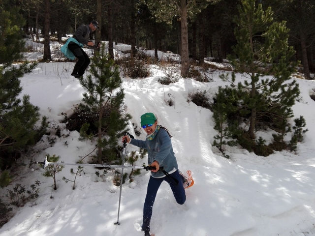  Aufgeregt mit Schneeschuhen laufen 